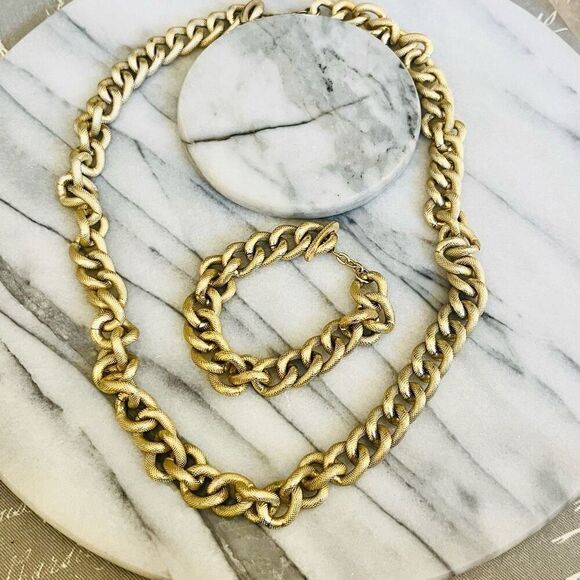 Vintage Chunky Chain Jewelry Set - Gold Toned Metal - Necklace & Bracelet - Picture 2 of 8